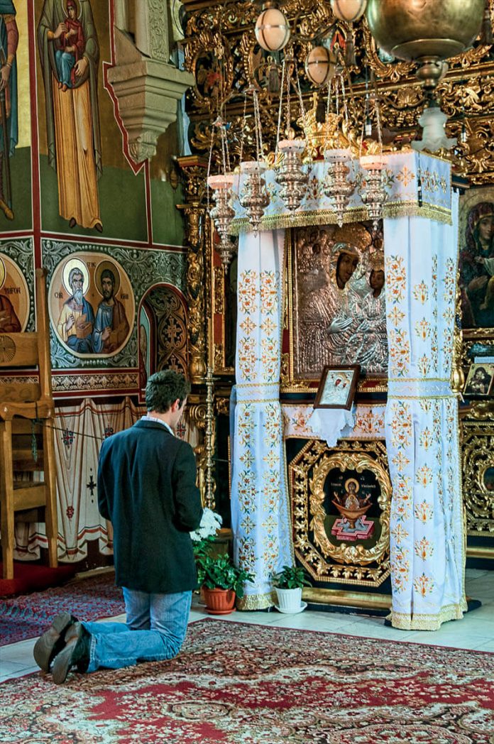Rugăciune la icoana Maicii Domnului de la Mănăstirea Putna