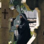 Călugărul, darul lui Dumnezeu, Mănăstirea Putna, Pr. Veniamin, cimitir, lumină