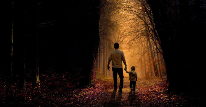 Tată, copil, drum, pădure, întuneric