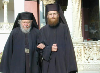 Părintele Teofil Paraian împreună cu cel care va deveni PS Sofian Brașoveanul