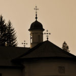 Biserica profilată pe cer în amurg