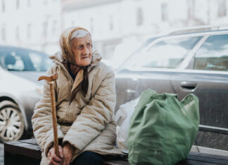 bătrână, stradă, singurătate, sărăcie